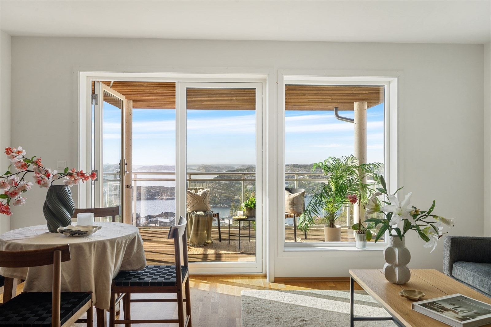 Fra stuen har du adkomst til en stor terrasse balkong - perfekt for utemøbler, lek og hverdagsliv i fine omgivelser Galleribilde