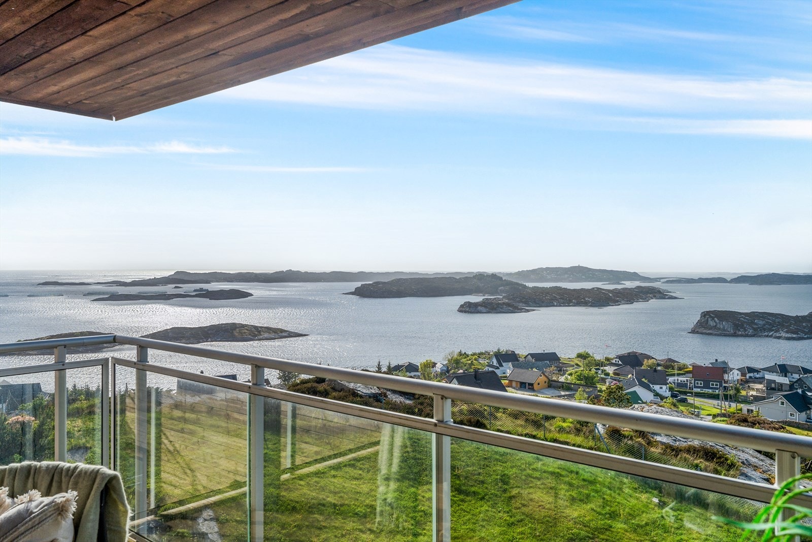 Fra balkongen nyter du et uforstyrret utsyn mot øyer, sund og storhavet - en utsikt du aldri blir lei av Galleribilde