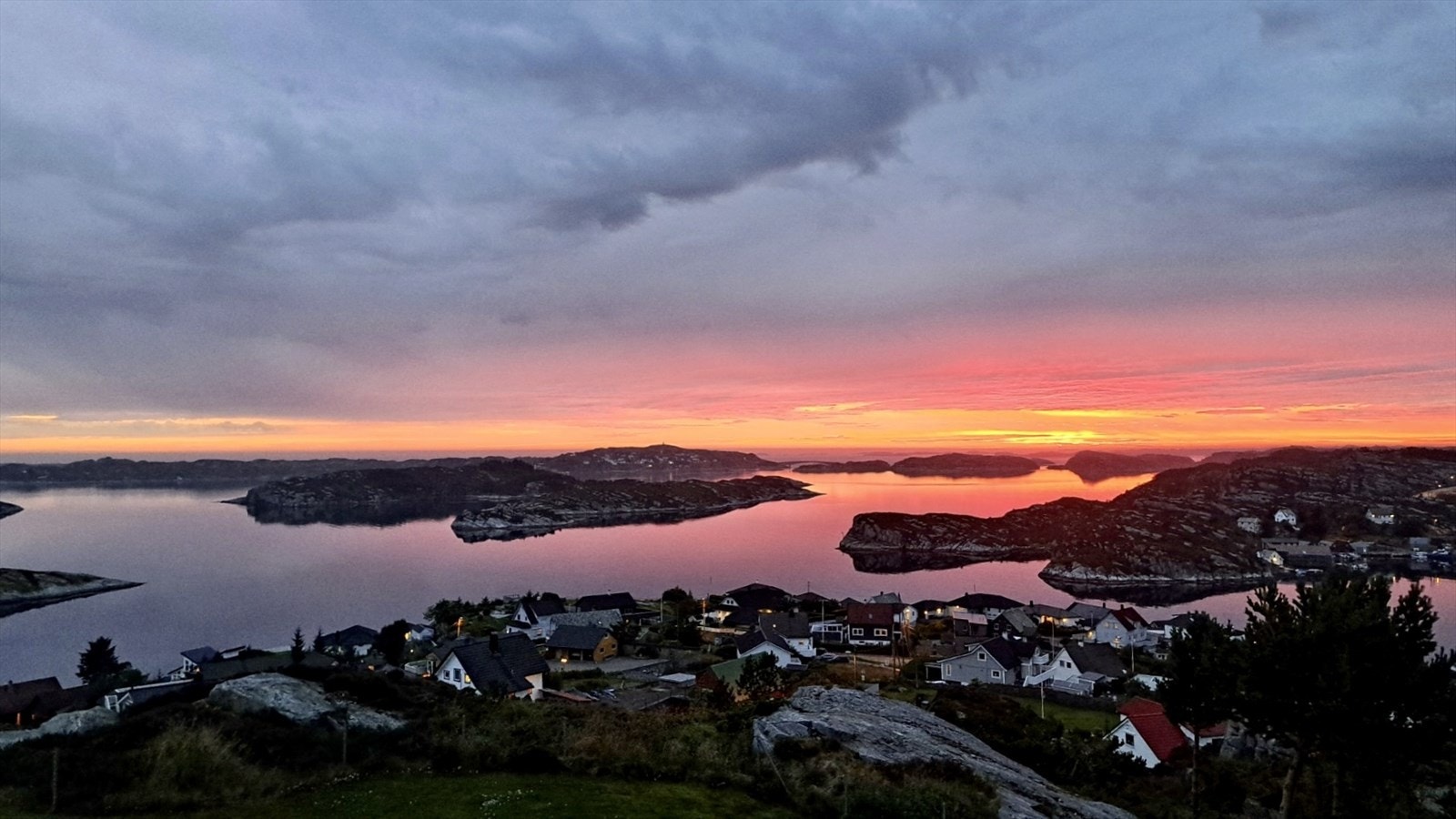 Øverst i bygget, med utsyn mot hav og himmel, ligger denne lune og gjennomførte leiligheten Galleribilde