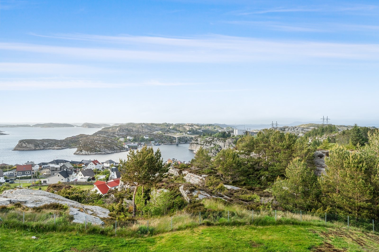 Panoramautsikt over vakkert kystlandskap - her får du spektakulære omgivelser rett utenfor stuevinduet Galleribilde