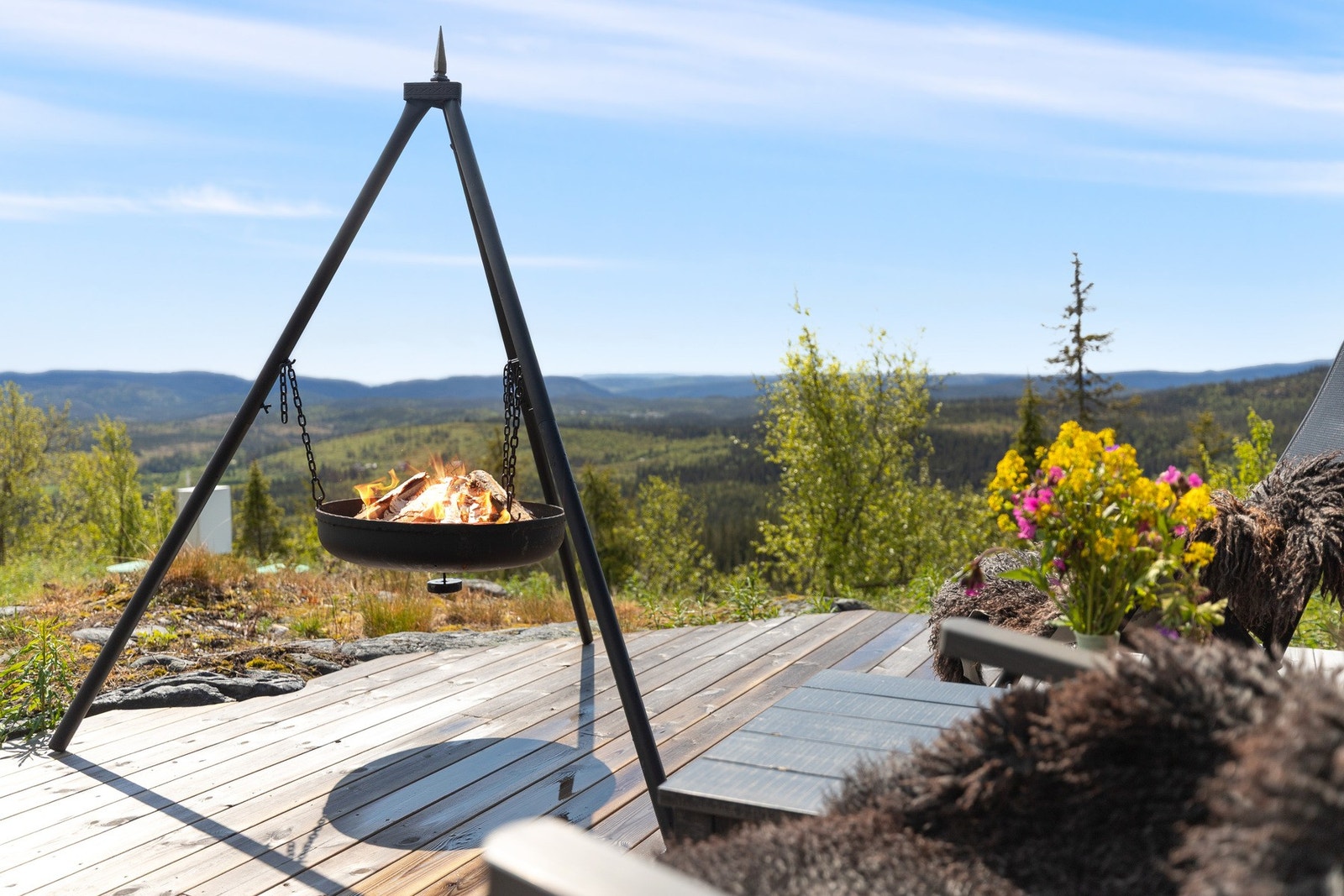 Her kan man nyte lande sommerdager og utsikten mot fjellene. Galleribilde