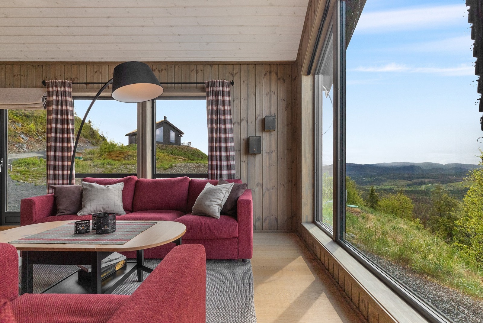 Hytta ligger høyt og lunt til med vidstrakt utsikt, fra morgen til kveld. Galleribilde