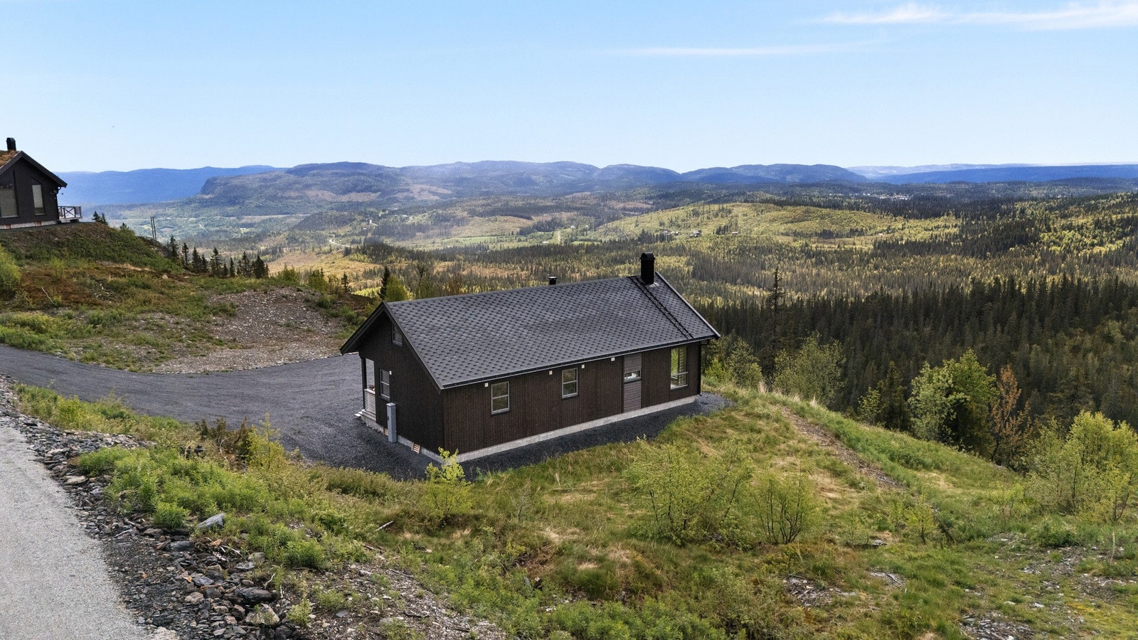 Nyere og gjennomført hytte fra 2022 med flott beliggenhet i naturskjønne Fjellsbygda i Etnedal. Galleribilde