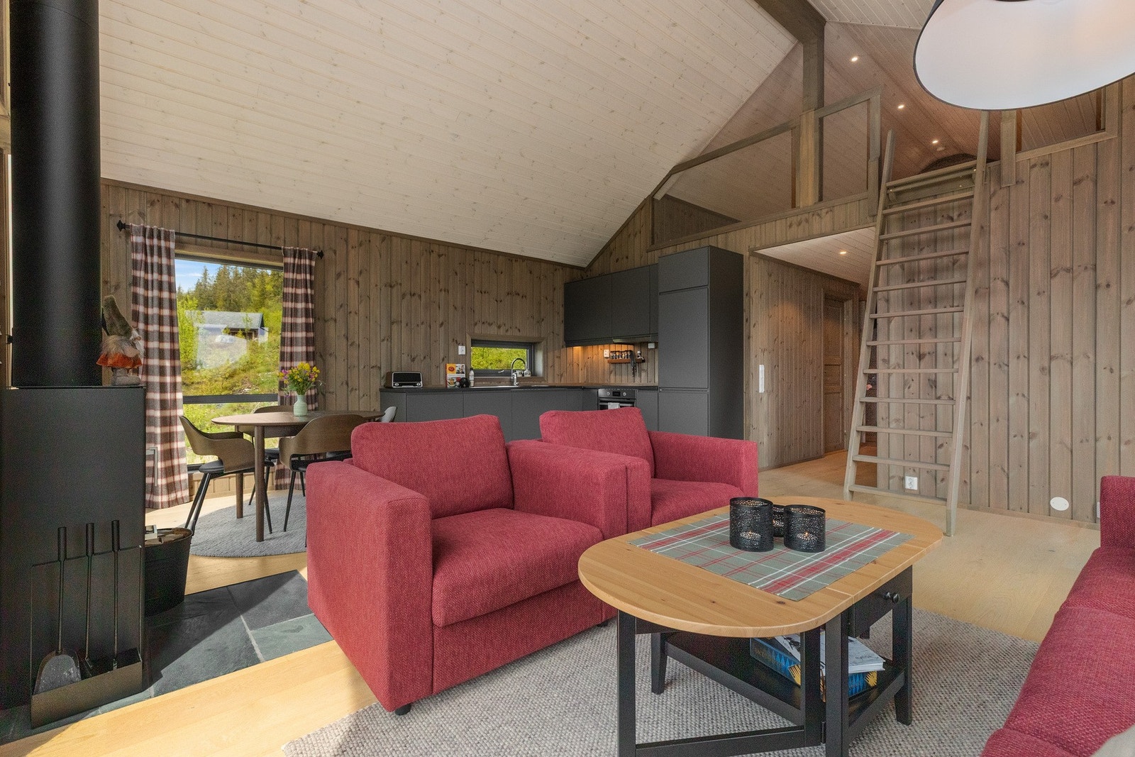 Hytta er sosial og hyggelig med åpen løsning mellom stuen og kjøkkenet. Galleribilde