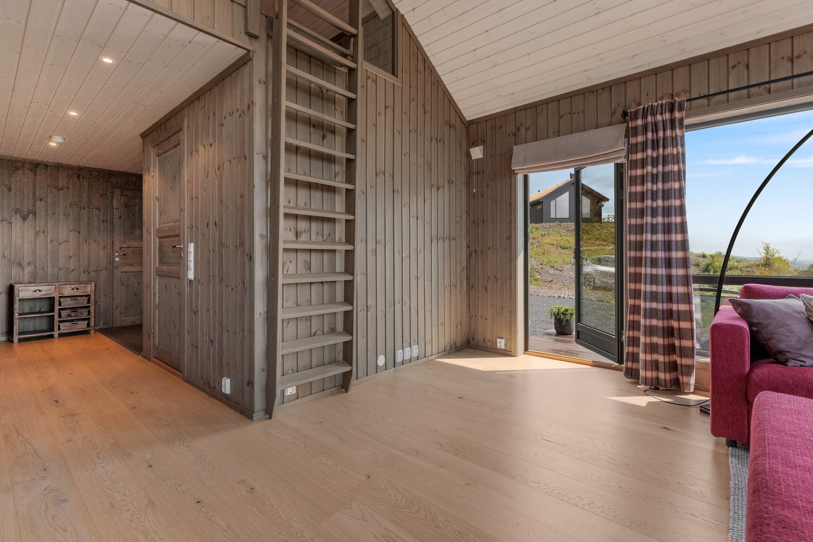 Med stige opp fra stuen er det en romslig hems. Galleribilde