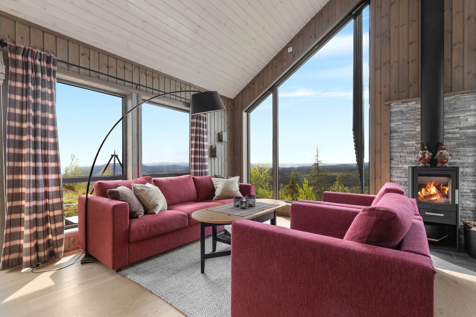 Romslig og luftig stue med god takhøyde og store vindusflater som gir fantastisk utsikt og rikelig med naturlig lys. Galleribilde