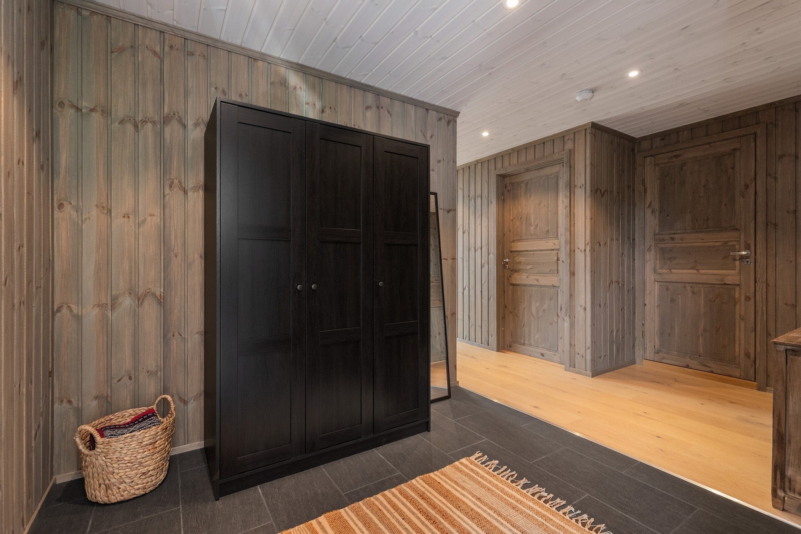 Innbydende og romslig entré med fliser på gulv med varmekabler. Galleribilde