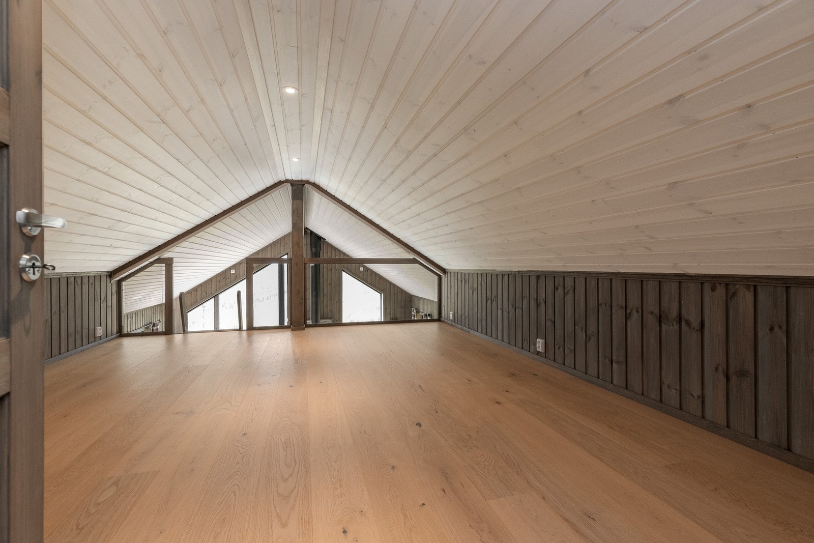 Hemsen er et godt supplement til hytta hvor man har mulighet for TV, spill og oppbevaring. Galleribilde