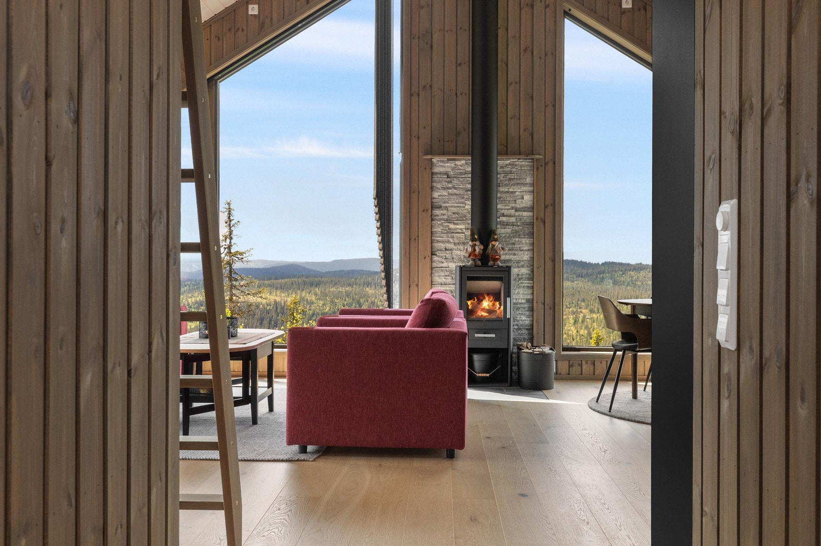 Hytta har god standard og praktisk planløsning, gjennomgående materialvalg og store vindusflater som slipper naturen inn i hytta. Galleribilde