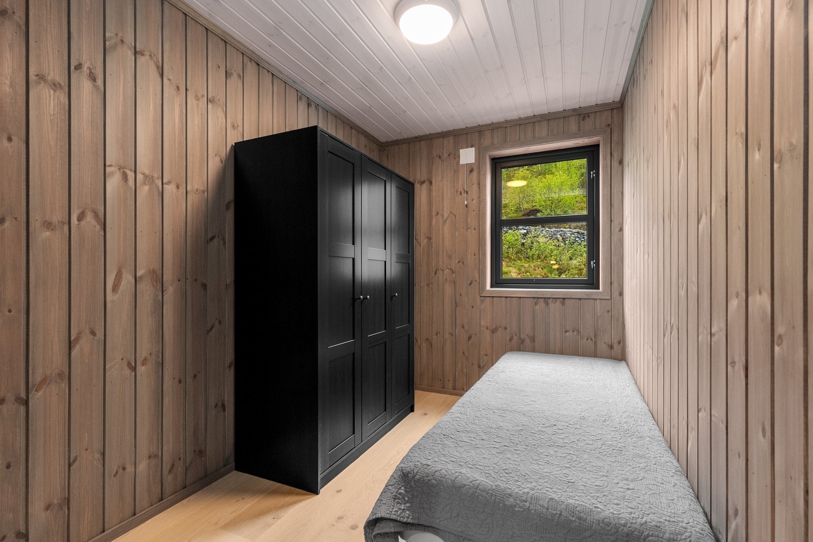 Det tredje er noe mindre og er innredet med enkeltseng og garderobeskap. Galleribilde