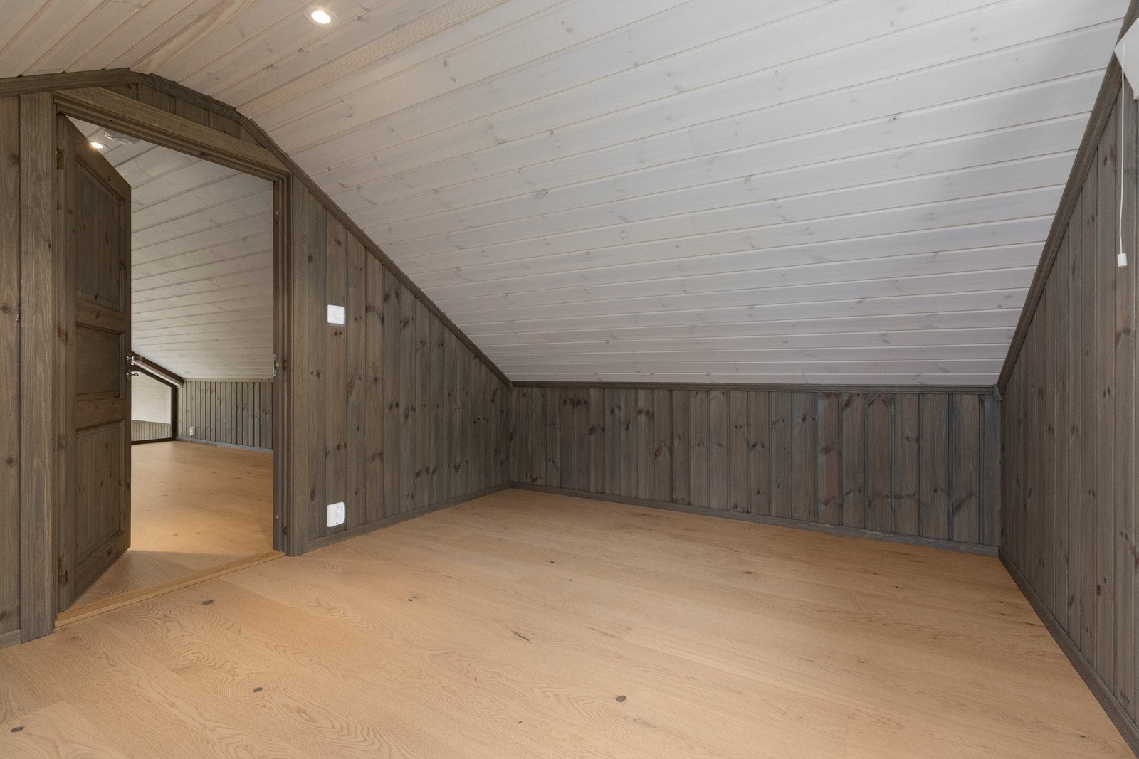 Vinduet på det adskilte rommet og den åpne løsningen ned til første etasje, gir godt med naturlig lysinnslipp også her. Galleribilde