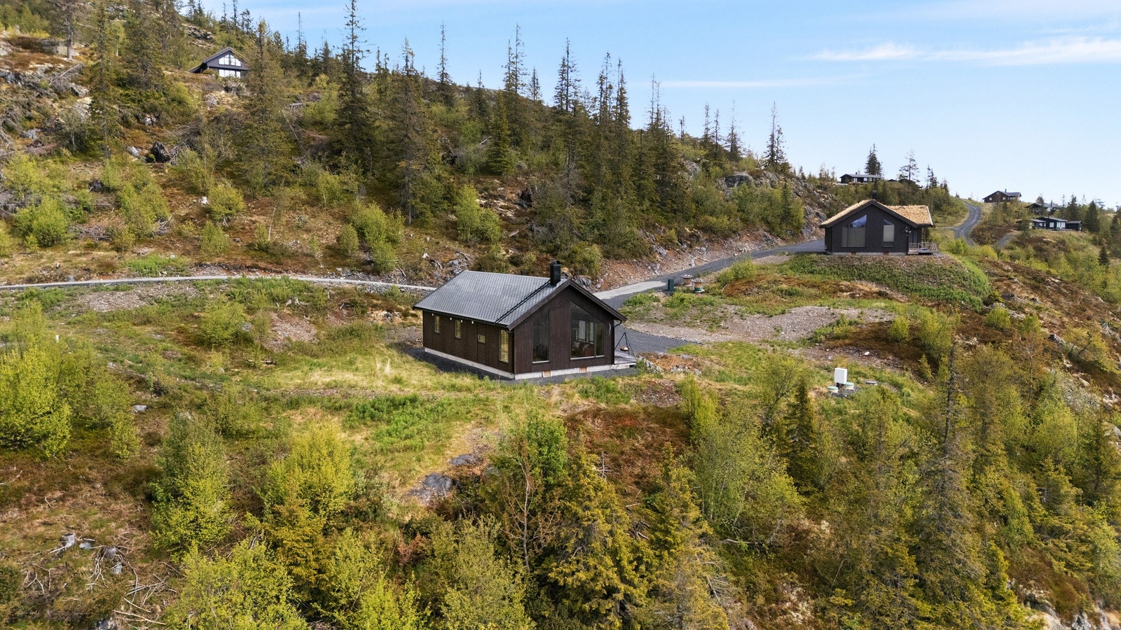 Hytta ligger usjenert til med fritt utsyn, men er likevel noe skjermet mot vind. Galleribilde