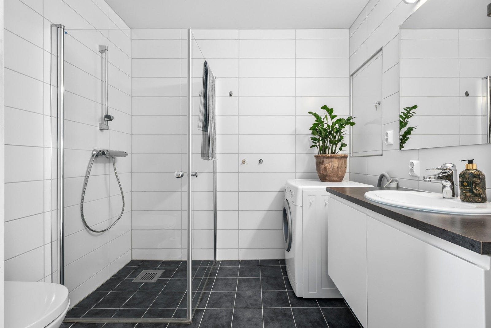 Pent bad på 4,5m² med flis på gulv og vegger. Varme i gulv. Galleribilde