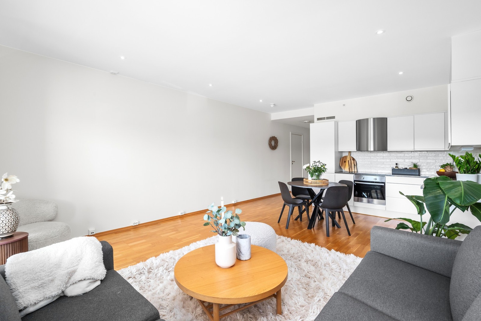Stue og kjøkken i en åpen løsning på 28m². God plass til sofa og spisestue. Galleribilde