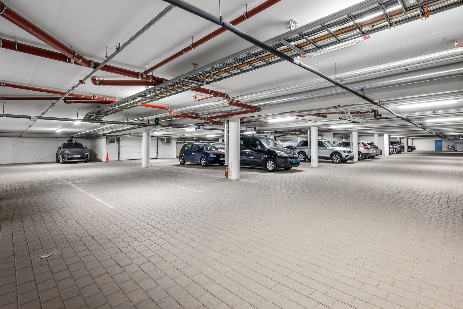 Leiligheten disponerer parkeringsplass og sportsbod i kjelleren. Galleribilde