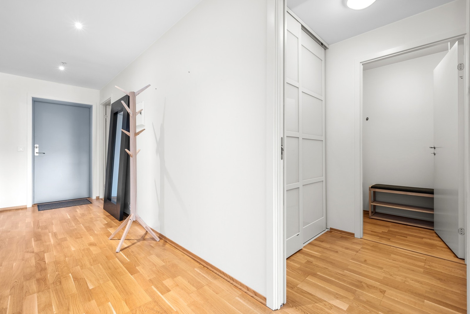 Leiligheten har en romslig gang med plass til garderobeløsninger. Galleribilde