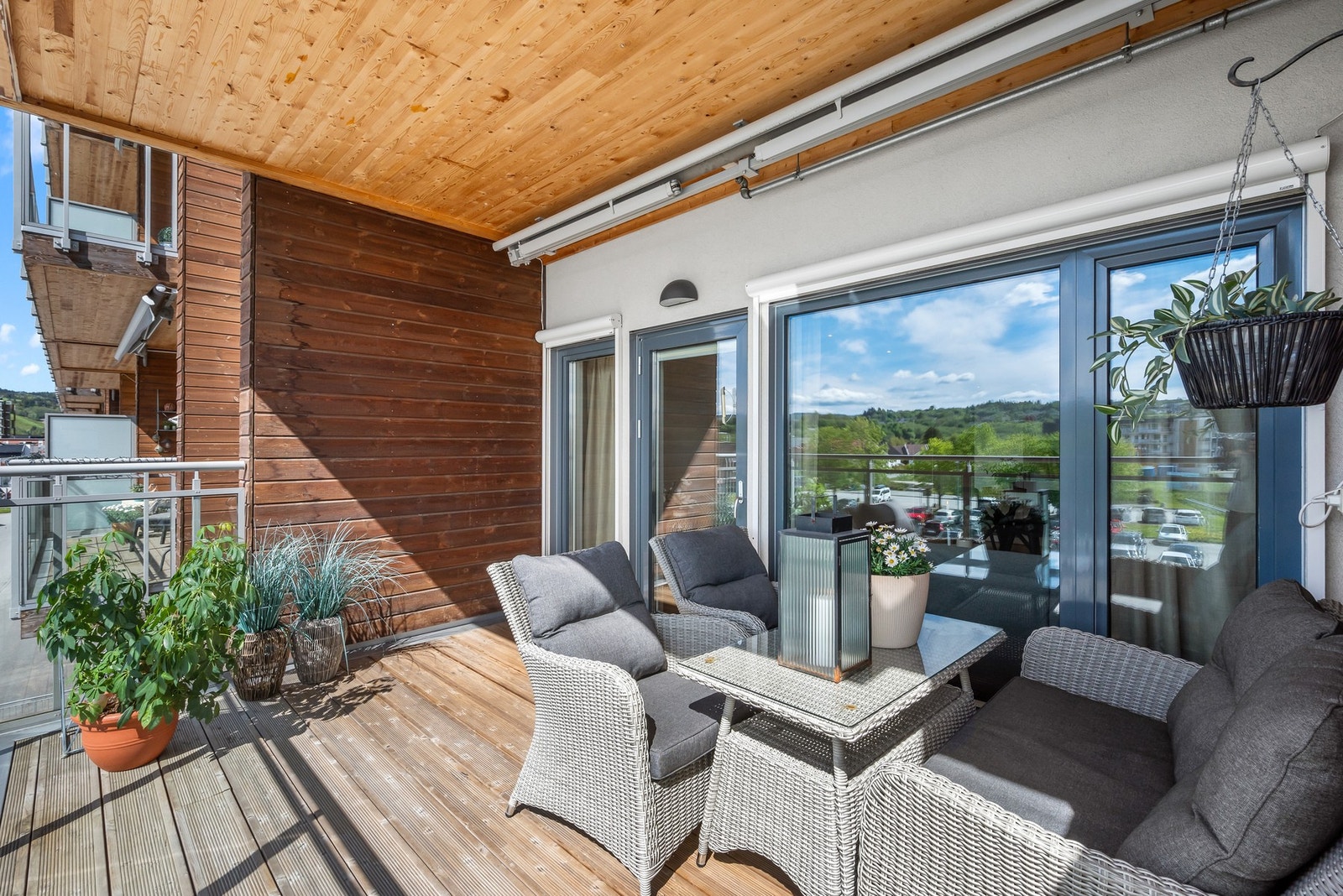 Balkong på 13m² med markise og utvendig screens på stuevindu. Galleribilde