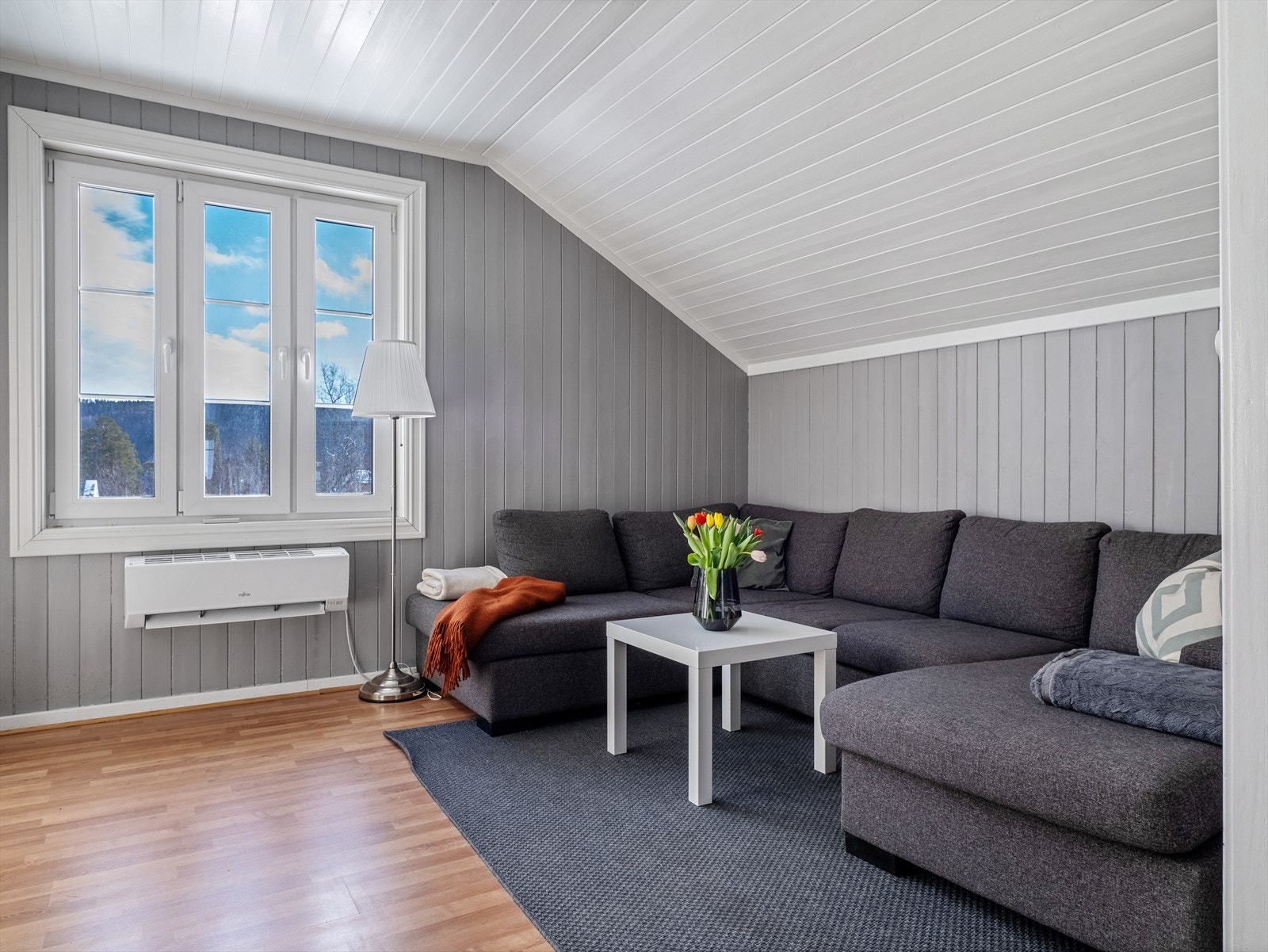 Stue i 2.etasje med god plass til sofakrok og tv-bord. Galleribilde