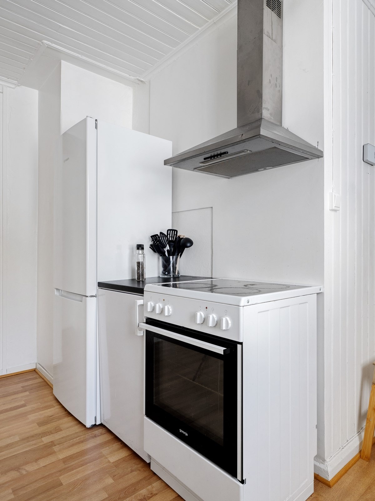 Kjøkkenet i 2.etasje har plass for frittstående hvitevarer som komfyr og kjøleskap. Galleribilde