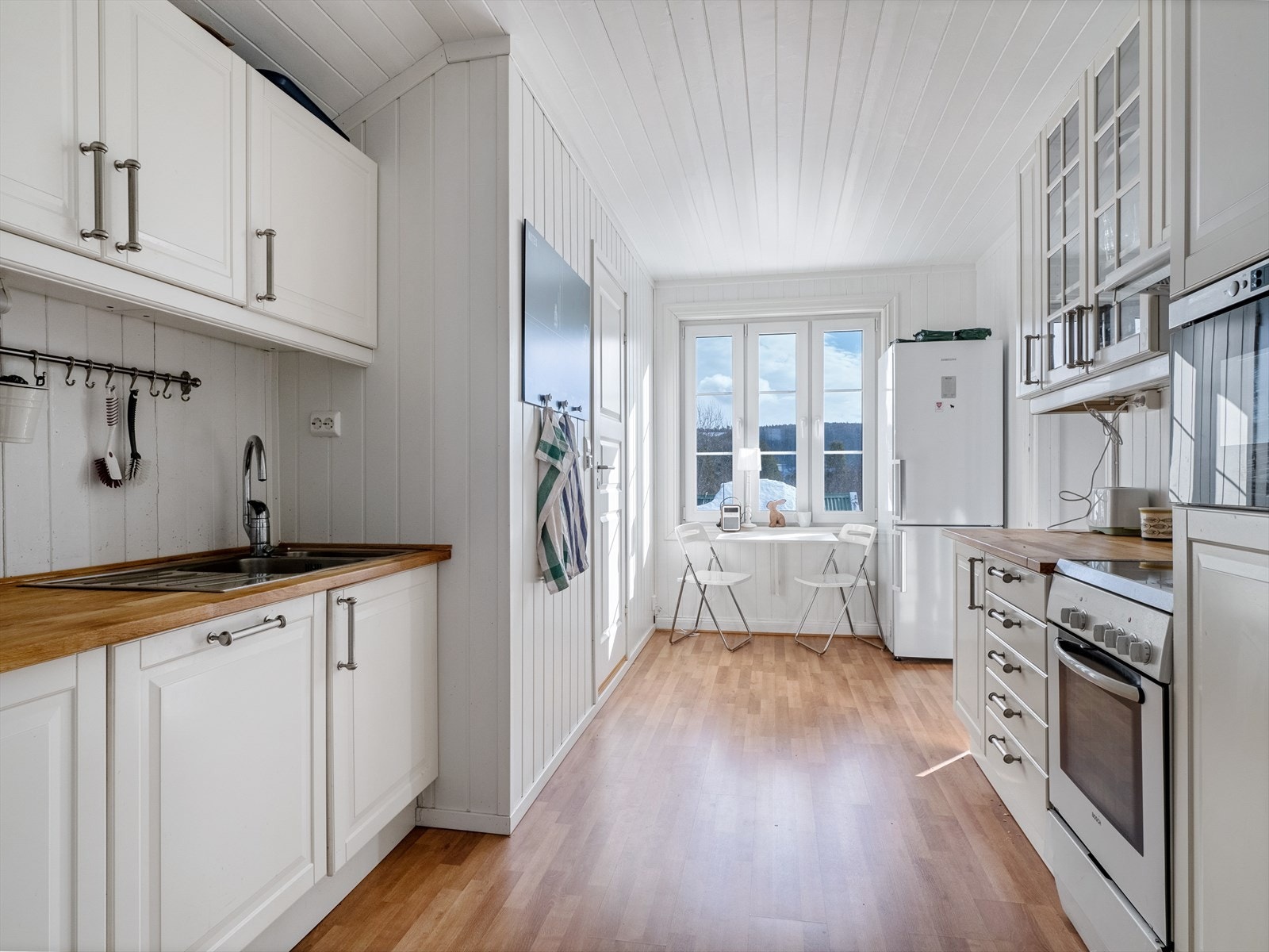 Plass til spisebord på kjøkkenet i 2.etasje. Galleribilde