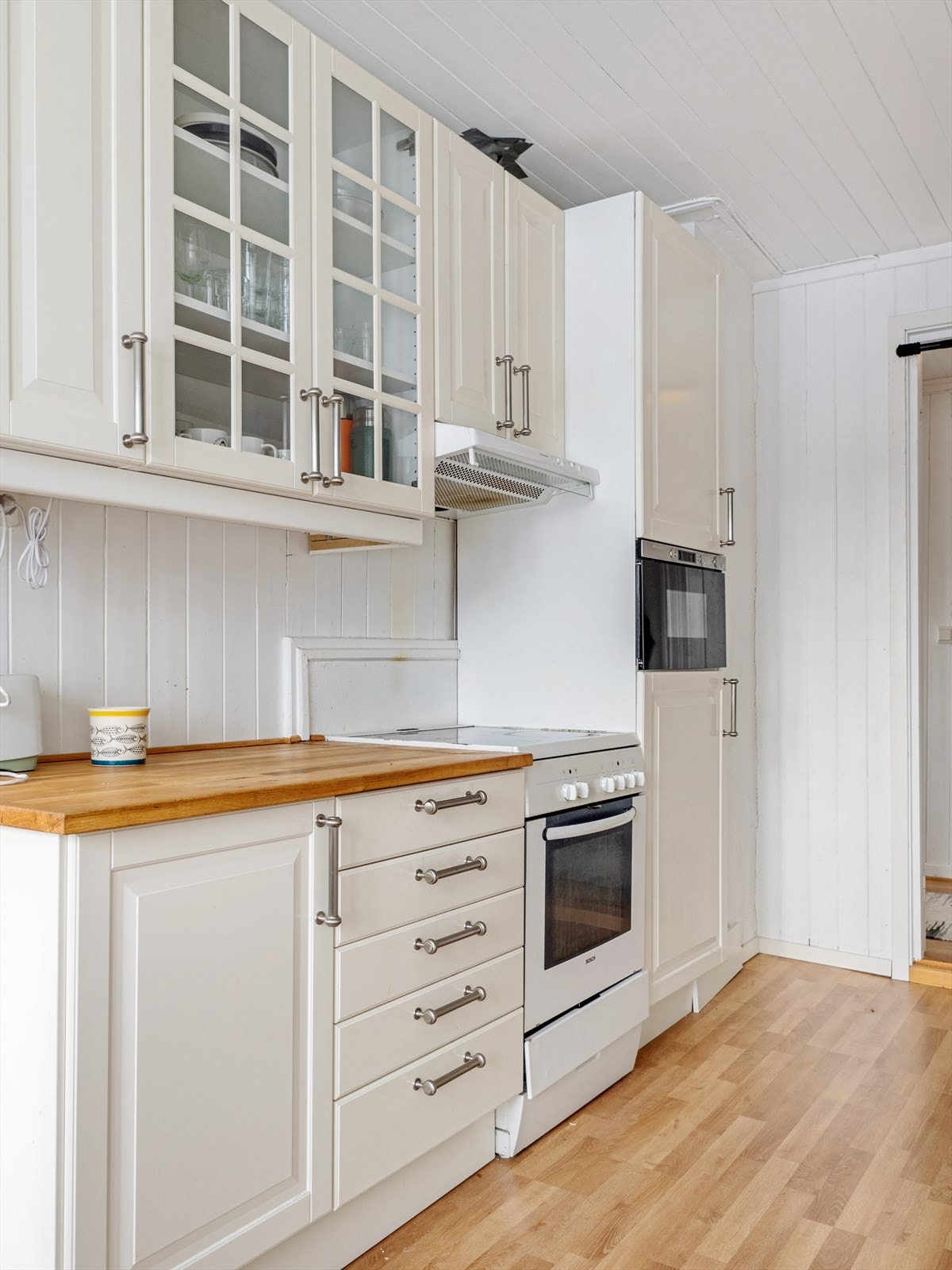 Kjøkkenet i 2.etasje har integrerte hvitevarer som oppvaskmaskin og mikro. Galleribilde