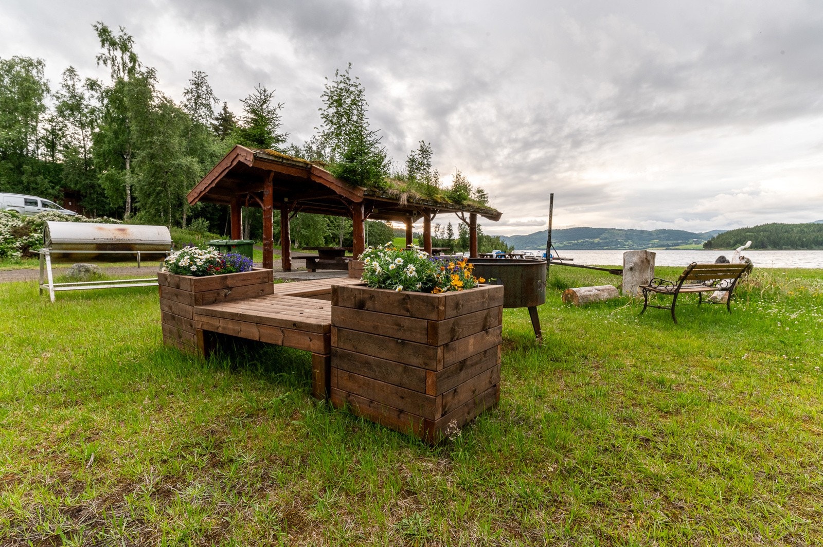 Det er kun ca. 400 meter til Nøstermoen. Flott fellesområde med strand, gressplen, grillhus, fotballbane/lekeplass og båthavn. Galleribilde