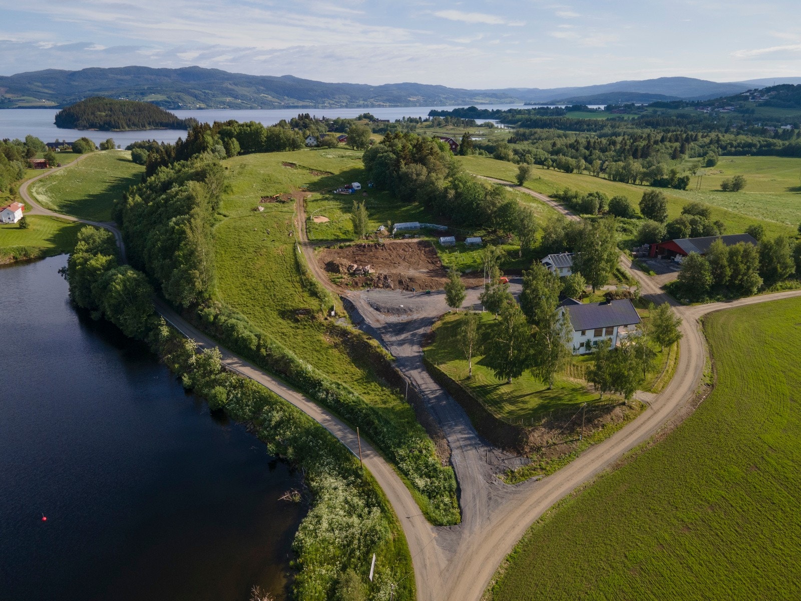 De borteste tomtene ligger kun ca. 25 meter fra Selbusjøen. Galleribilde