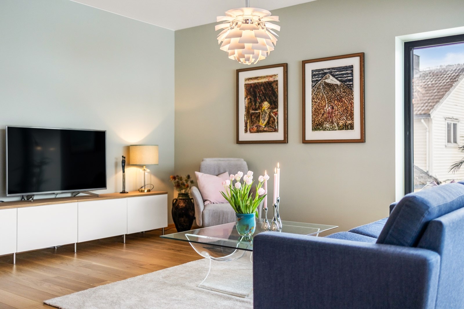 Leiligheten har gjennomgående behagelige fargetoner, og det er lagt en meget lekker eikeparkett i alle rom, foruten våtrom. Galleribilde