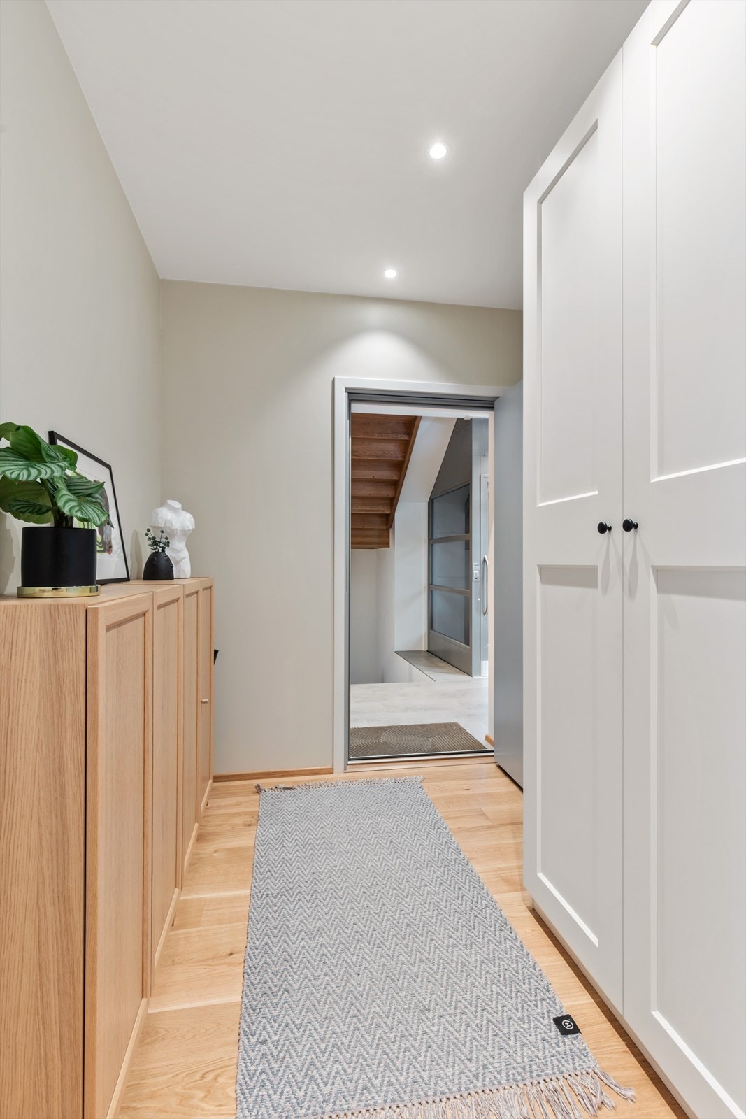 Yttergang med adkomst til felles inngangsparti med heis. Galleribilde