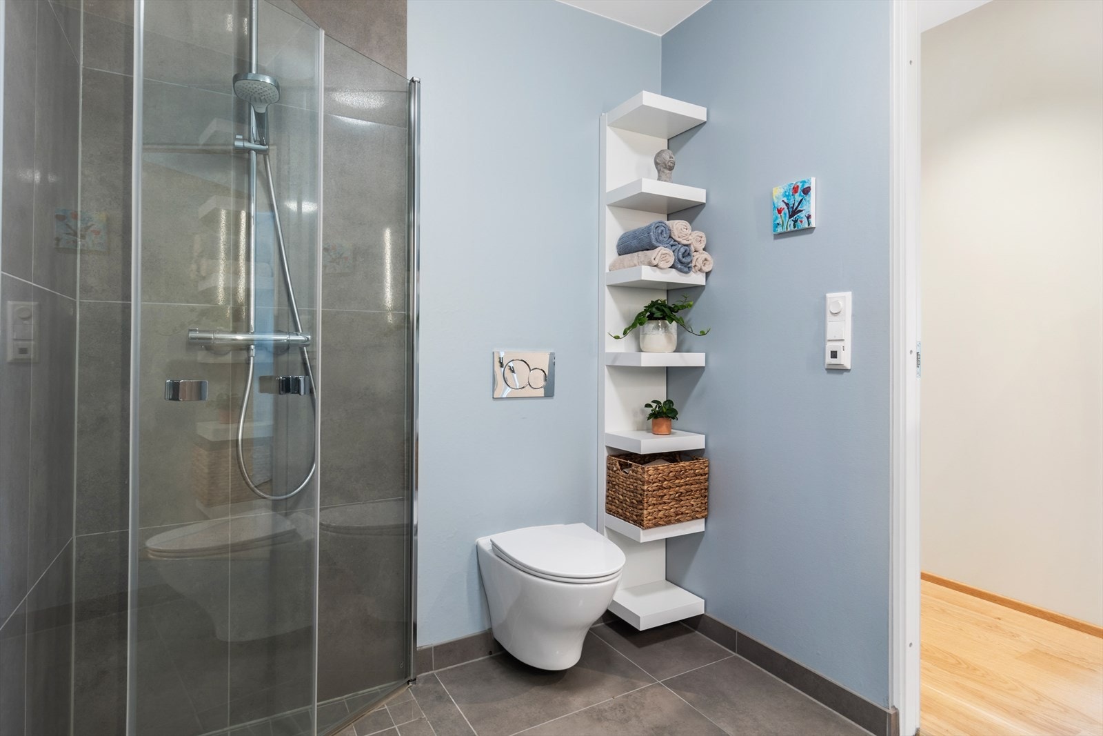 Baderomsvegger med strier; dette er praktisk da man kan endre farge på rommet uten for store inngrep. Galleribilde