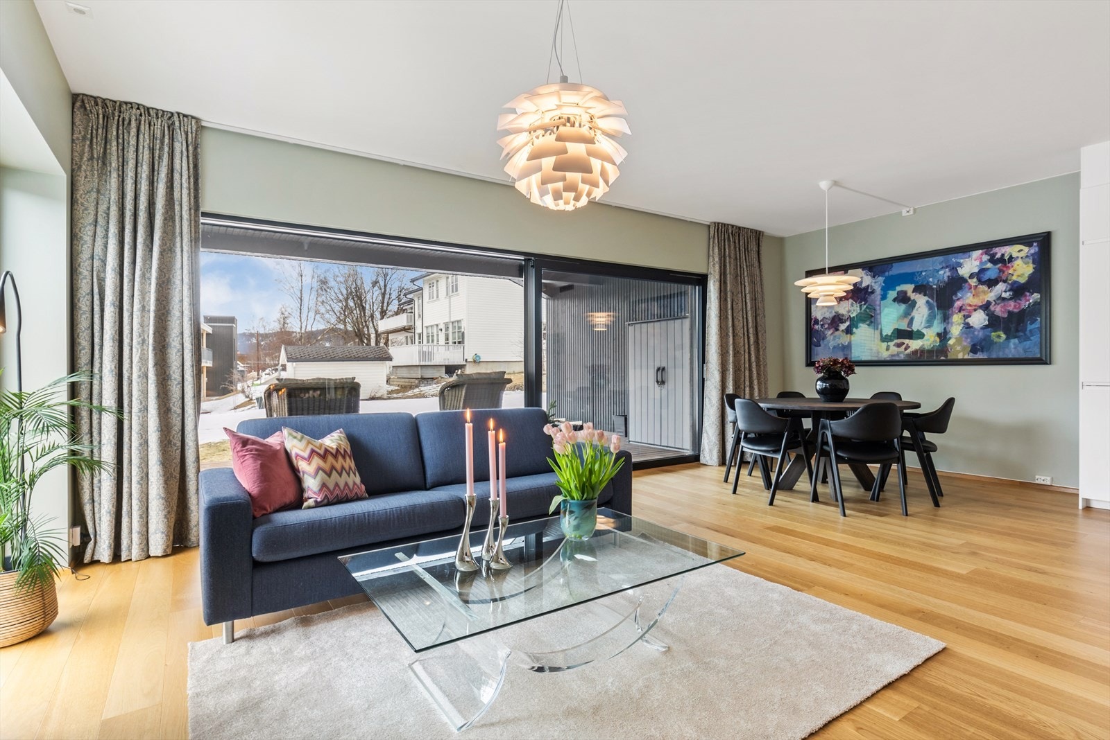 Her ser man skyvedører som leder ut til markterrasse og hage. Galleribilde