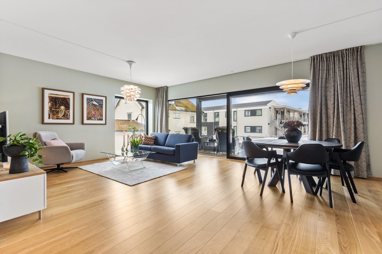 Oppvarming av gulv og varmtvann er inkludert i felleskostnaden. Med oppvarming fra jordvarme holdes felleskostnaden lav. Galleribilde