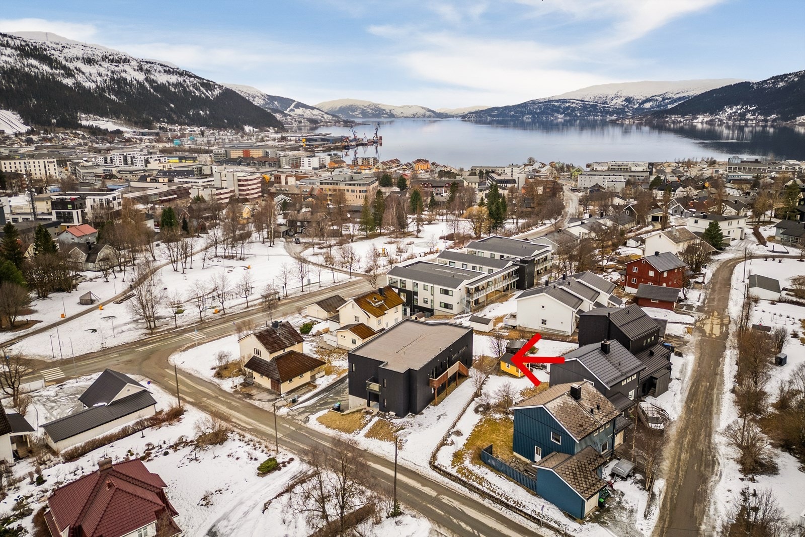 Sentral beliggenhet i et rolig nabolag. Kort vei til skoler og arbeidsplasser. Galleribilde