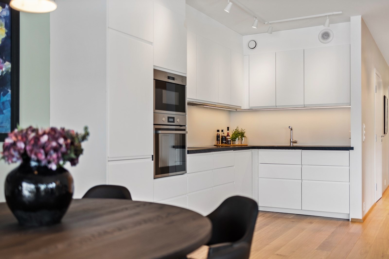 Leiligheten har en spesielt god takhøyde på ca 260 cm. Galleribilde