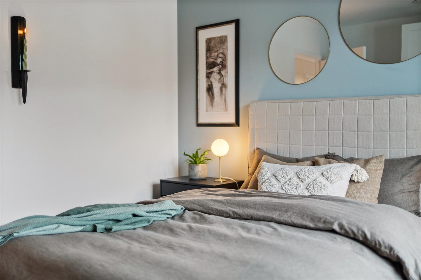 Leiligheten oppleves romslig og moderne, med plass nok for en familie å kunne bo. Galleribilde