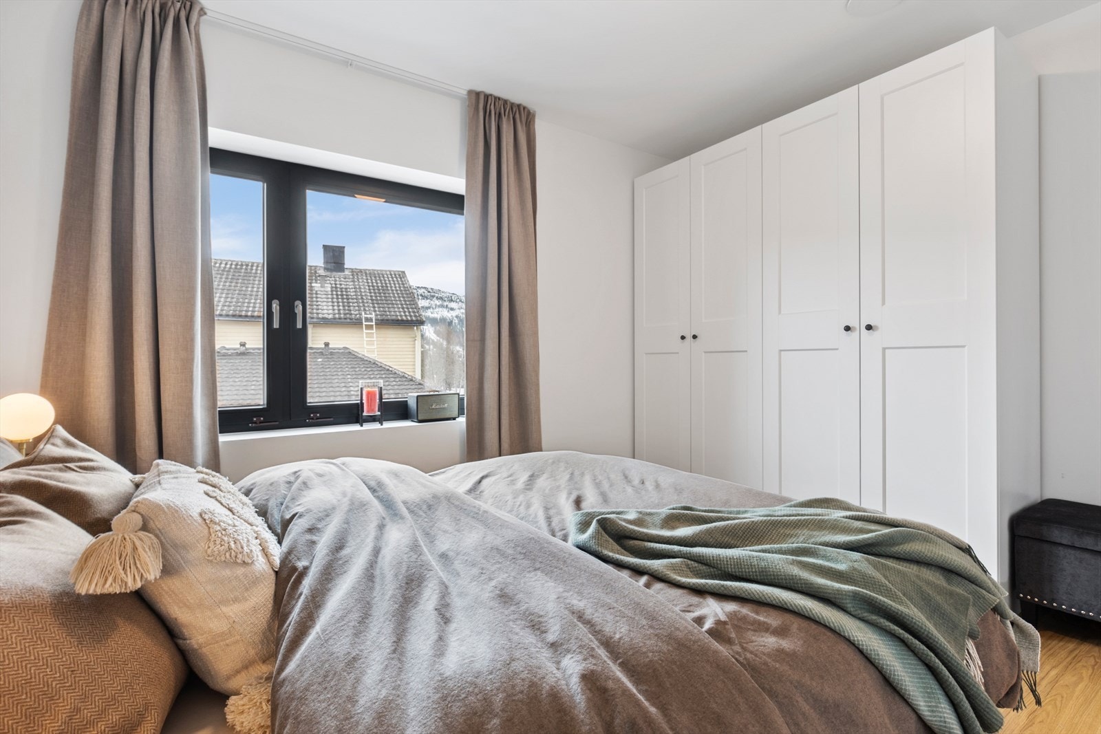 Det er garderobeløsning på alle tre soverom. Galleribilde