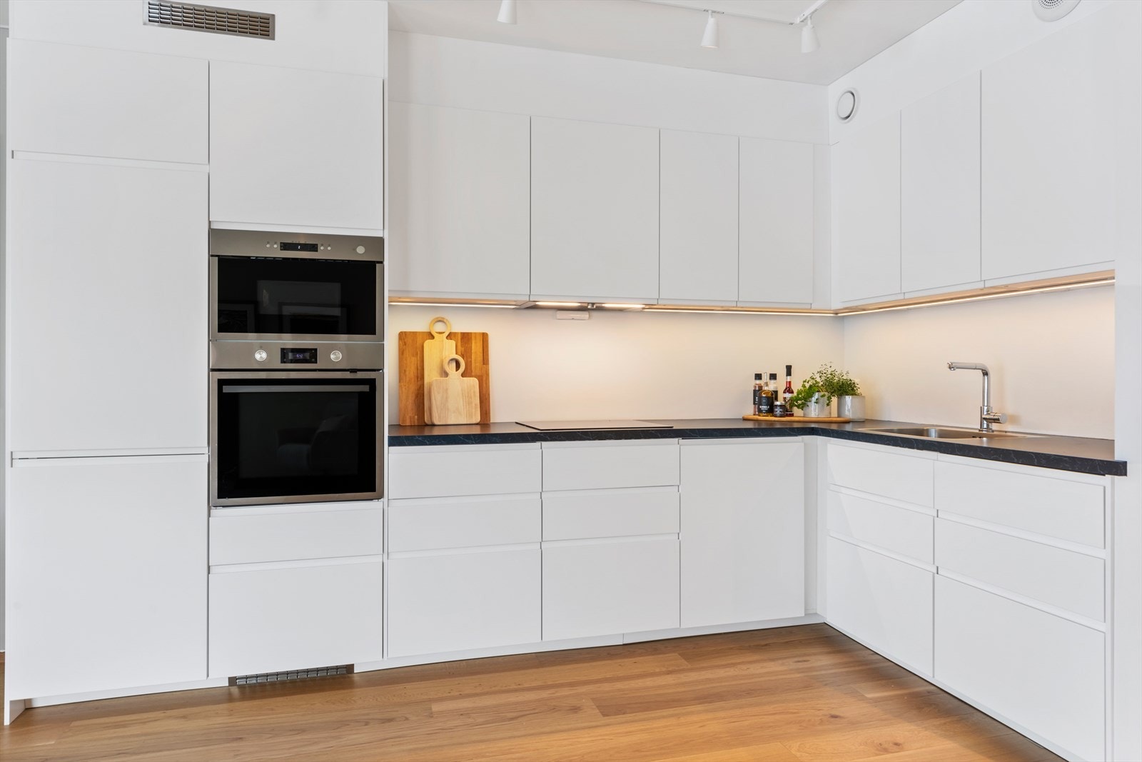 Innredningen som har overskap rommer godt med plass for ditt kjøkkenutstyr. Galleribilde