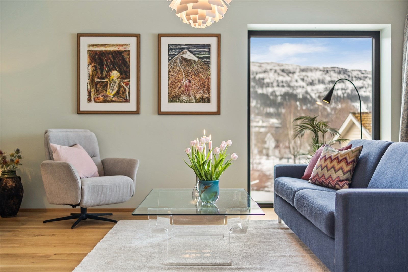 Vinduer og skyvedør i stue strekker seg nesten helt fra gulv til himling, noe som gir et godt lysinnslipp til rommet. Fra dette vinduet skimter du Talvikparken i utsynet. Galleribilde