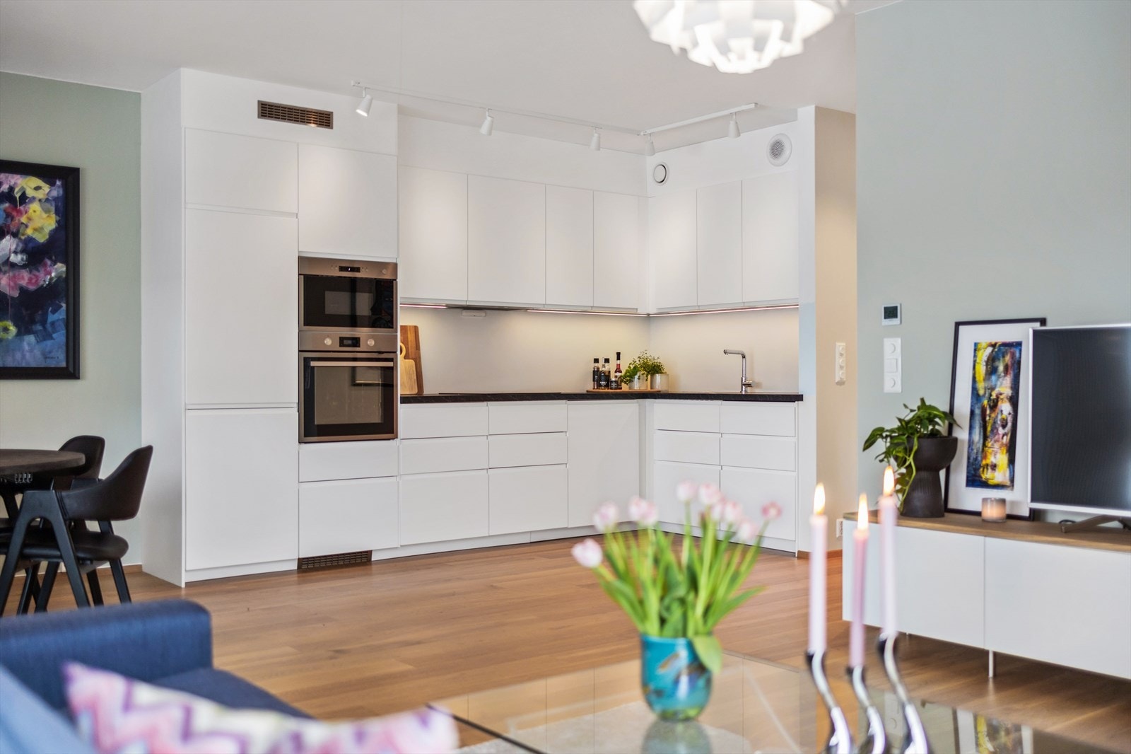 Kjøkkenet har integrerte hvitevarer, her finner man; mikro, komfyr, oppvaskmaskin og komb. kjøl/fryseskap. Galleribilde