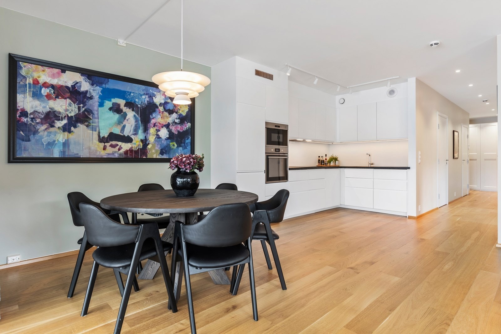 En naturlig plassering for spisestue. Galleribilde