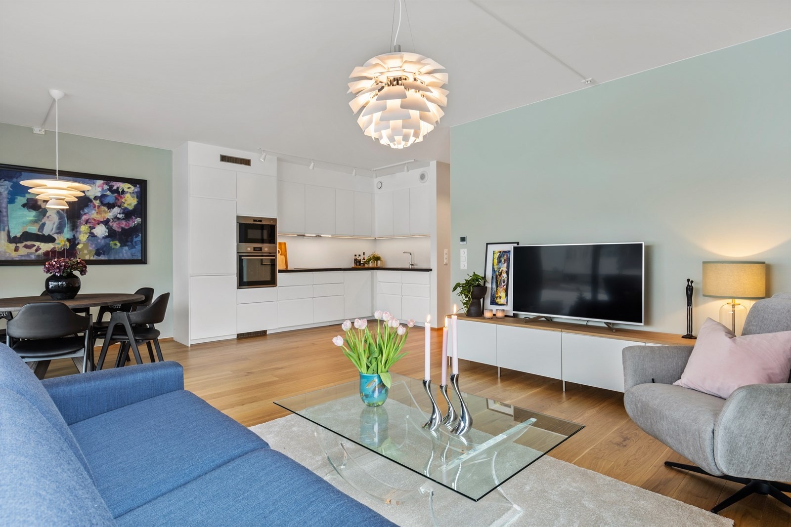 Stue har en god utforming som er lett og møblere. Eikeparketten gir en fin varme til det moderne rommet. Galleribilde