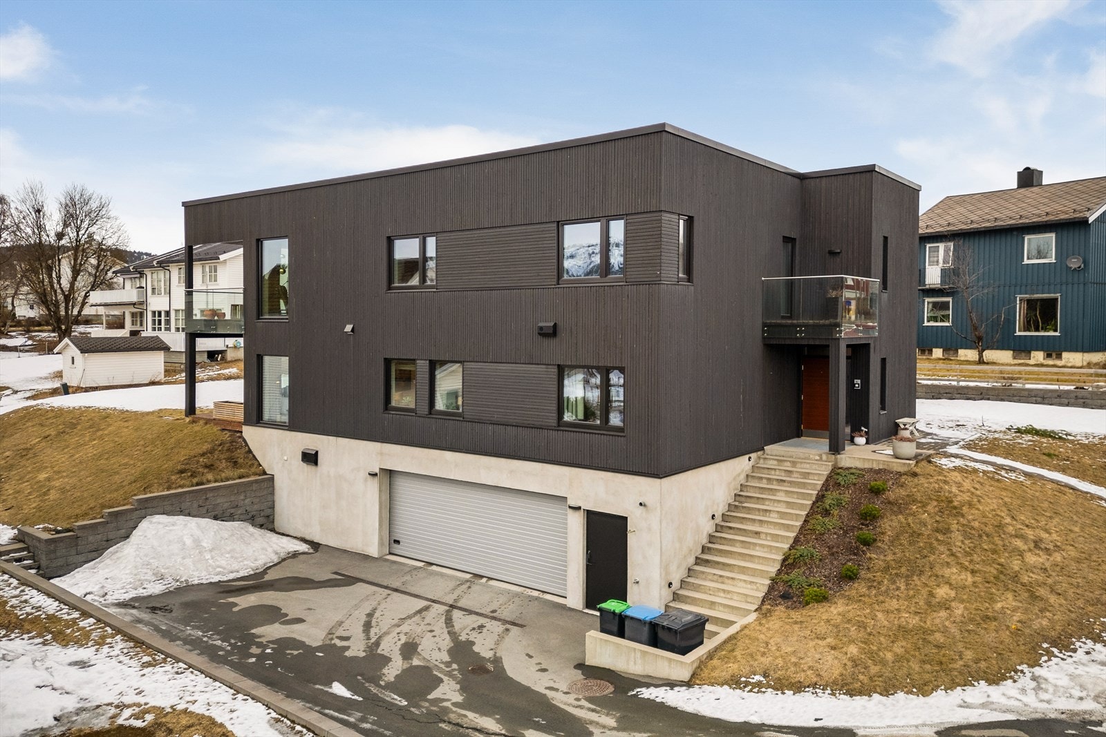 Eiendommen som ble oppført året 2021 har oppvarmet parkeringskjeller, og det er heis i bygget. Galleribilde