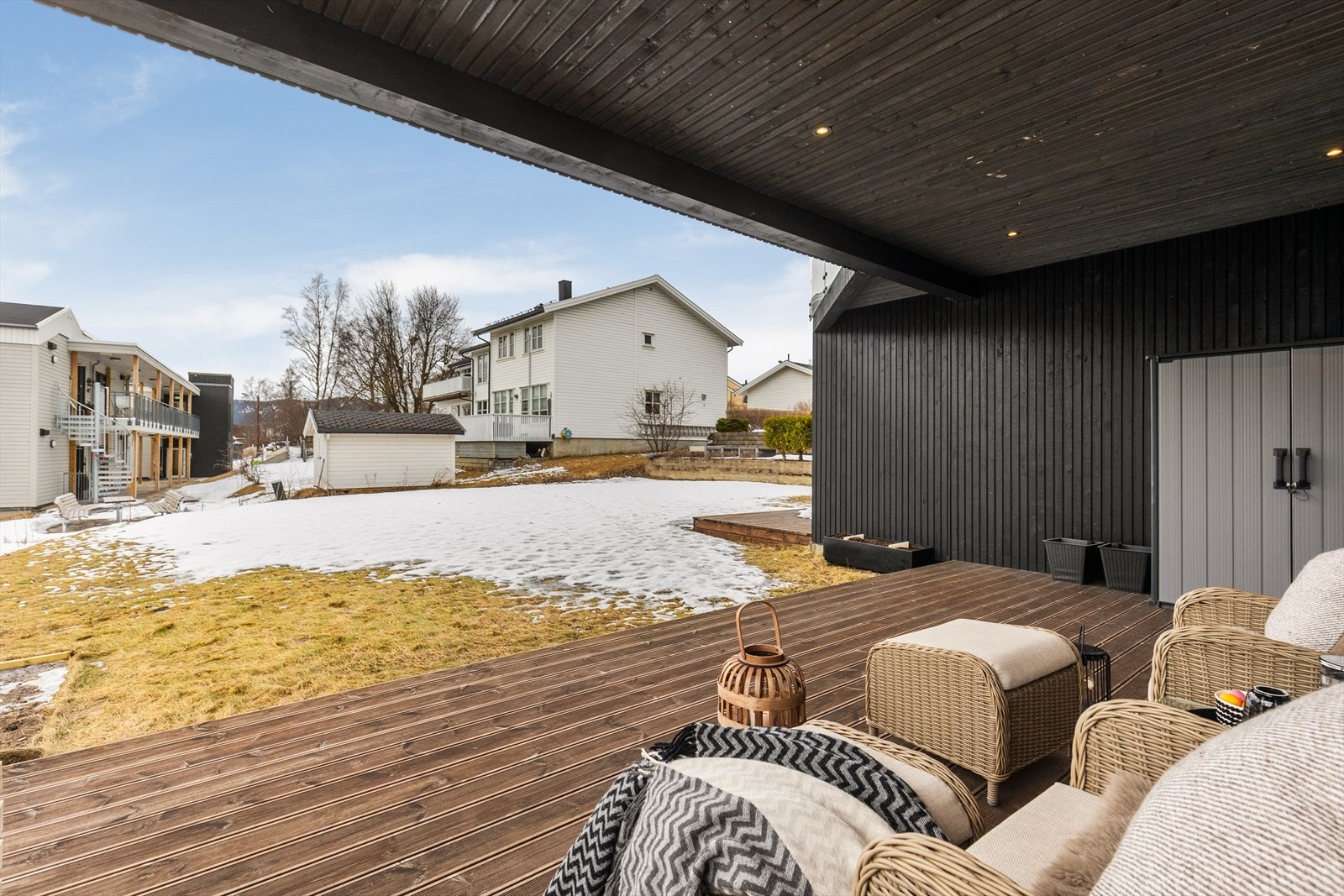 Markterrasse vender innover mot sameiets hage. Legg merke til den flotte kledningen som omrammer terrassen, og ikke minst at det er montert spotter i himlingen. Galleribilde