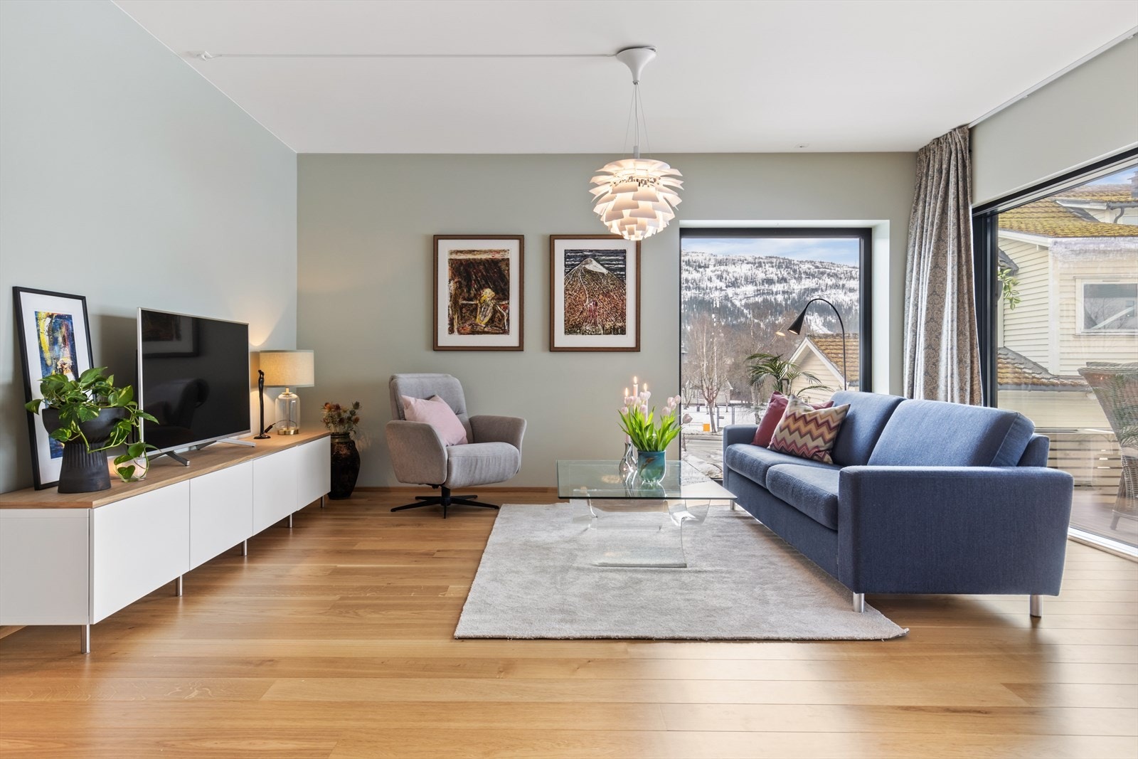 Det er vannbåren gulvvarme i stue, kjøkken og gang. Noe som gir en lun og behagelig temperatur året gjennom. Galleribilde