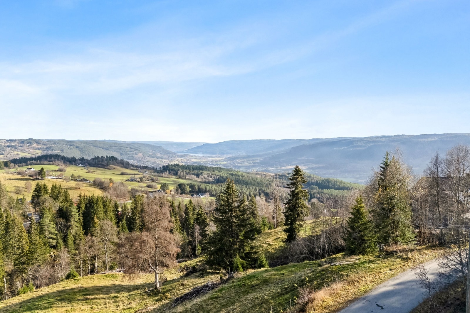 En fantaststisk utsikt utover dalen og Randsfjorden. Galleribilde