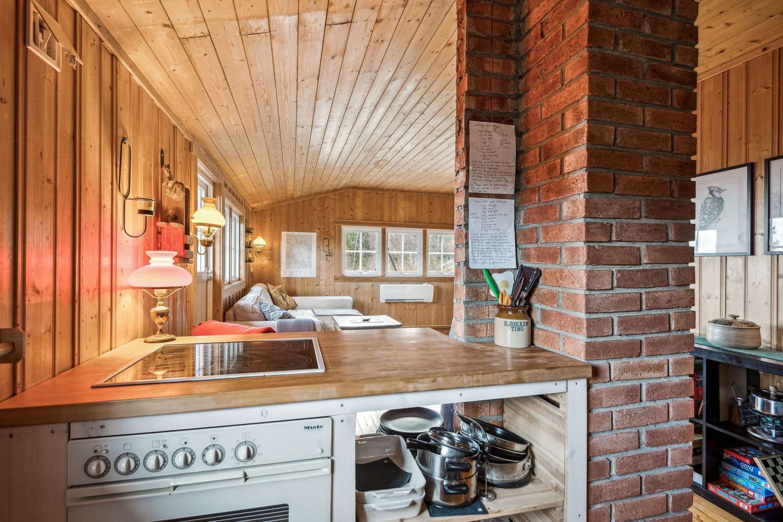 Kjøkken med Miele komfyr og koketopp Galleribilde