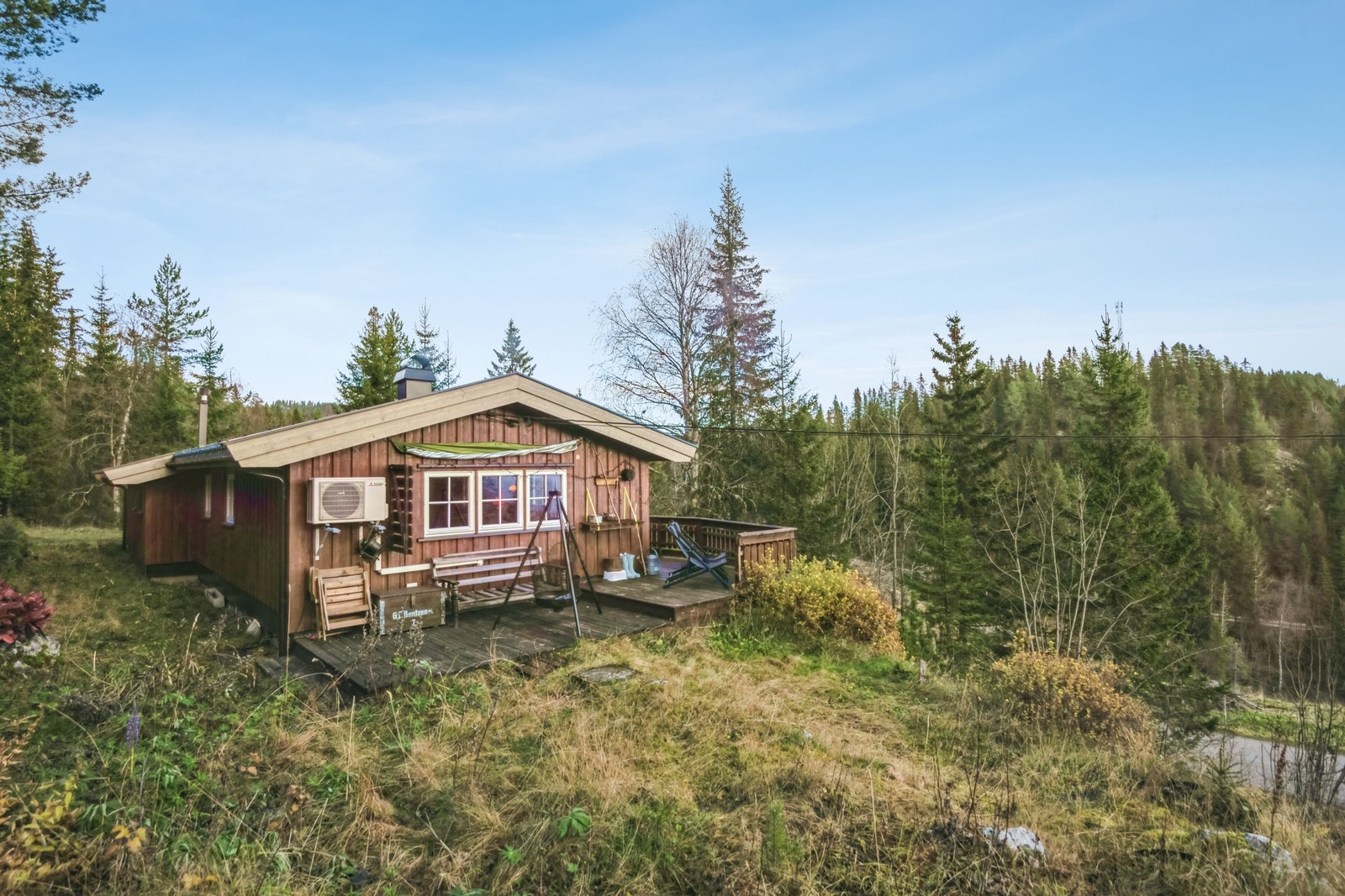 Stor terrasse rundt hytta, her kan en glede seg til solrike dager ved hytteveggen. Galleribilde