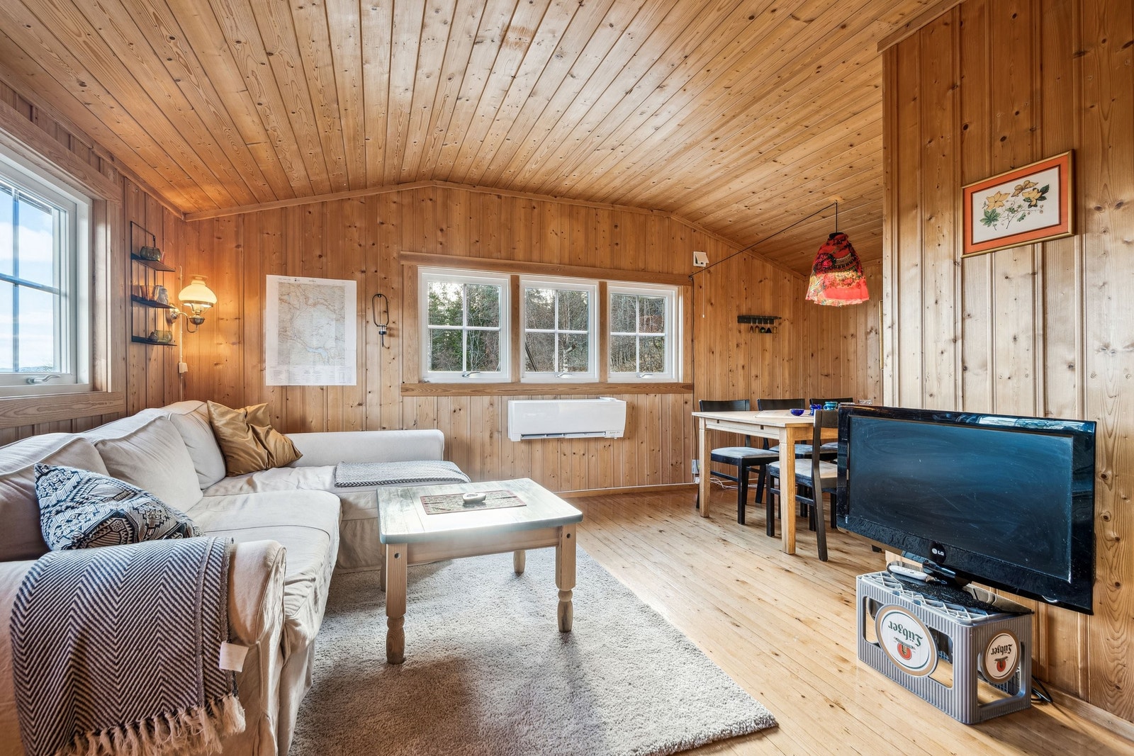 Inne i hytta er det koselig stue med god plass. Galleribilde