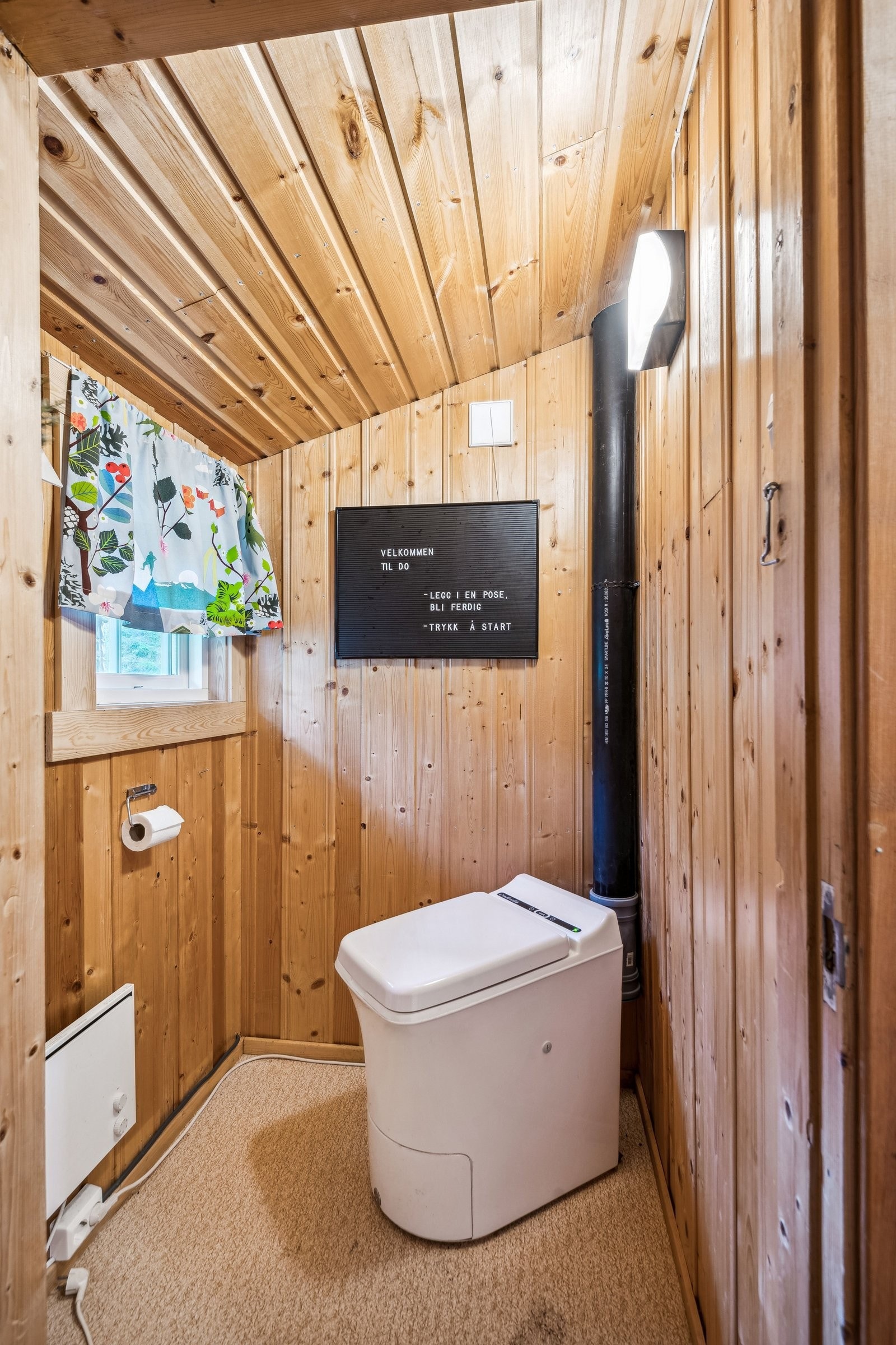 Toalett med Cinderella forbrenningstoalett. Galleribilde