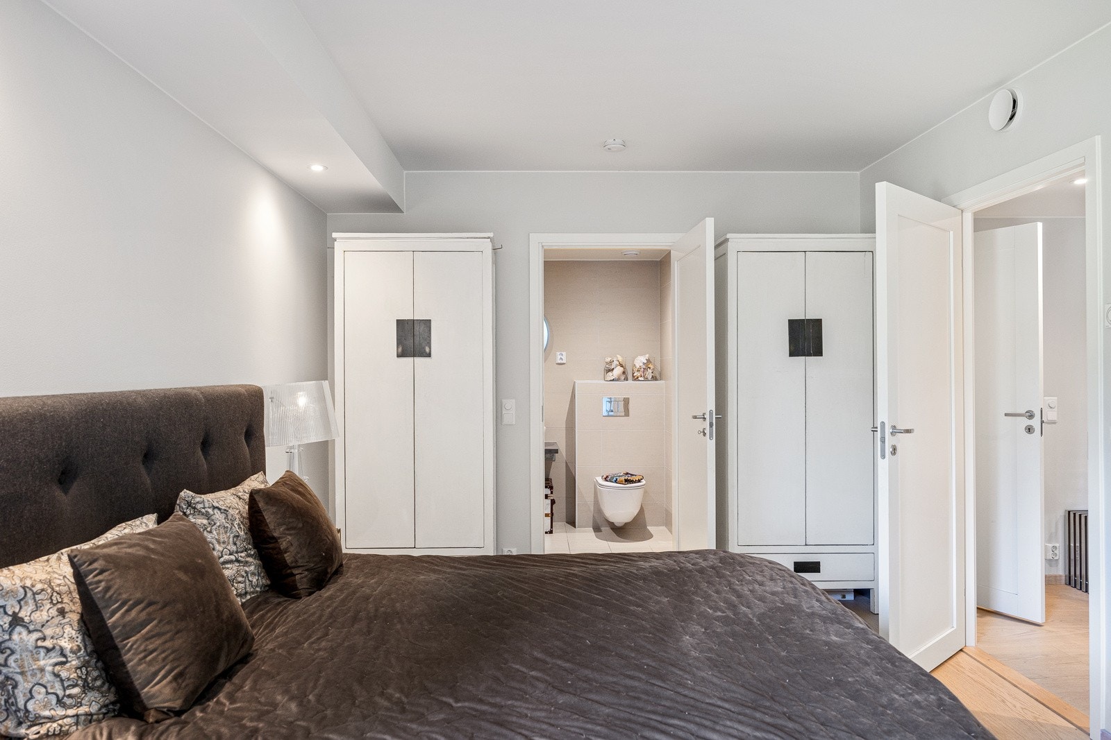 Pene garderobeskap med oppbevaringsplass. Det er også direkte adkomst til toalettrommetbaderommet. Galleribilde